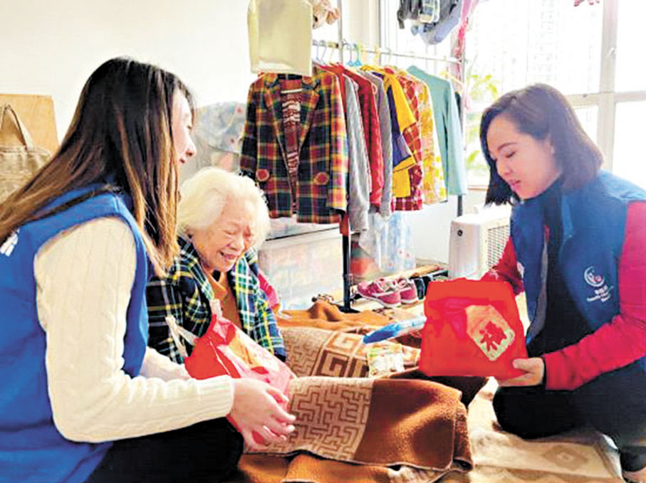 ◆關愛隊成員探訪長者，送上節日祝福。