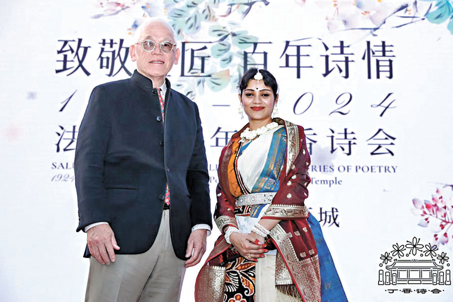 ◆徐志摩嫡孫徐善曾（左）與泰戈爾家族後裔蘇拉加·泰戈爾在法源寺丁香詩會留影。 主辦方供圖