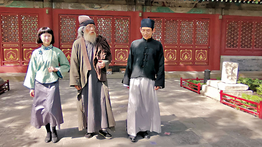 ◆青年演員再現當年三人同遊法源寺的情景。