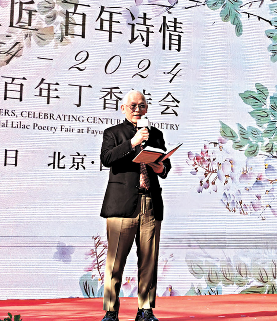 ◆徐善曾在丁香詩會朗誦徐志摩的詩歌。