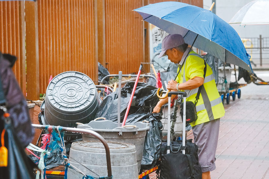 ◆華姐在雨中工作。 香港文匯報記者涂穴 攝