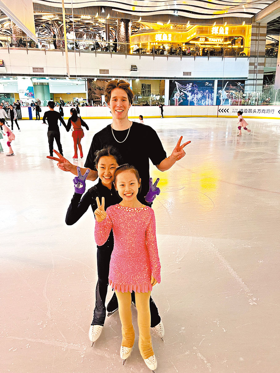 ◆在瀋陽上演的「冰上芭蕾」，演出前青年演員與觀眾進行交流互動。香港文匯報瀋陽傳真