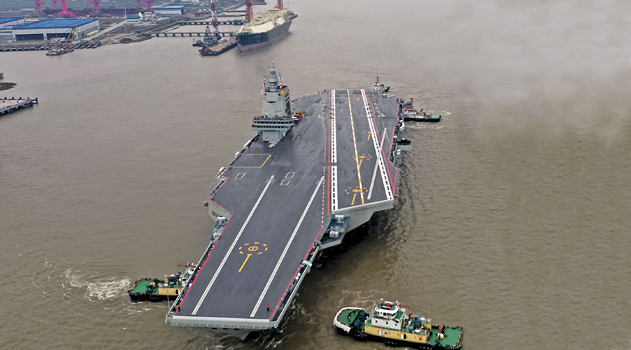◆5月1日8時許,中國第三艘航空母艦福建艦從上海江南造船廠碼頭解纜啟航,赴相關海域開展首次航行試驗。 新華社
