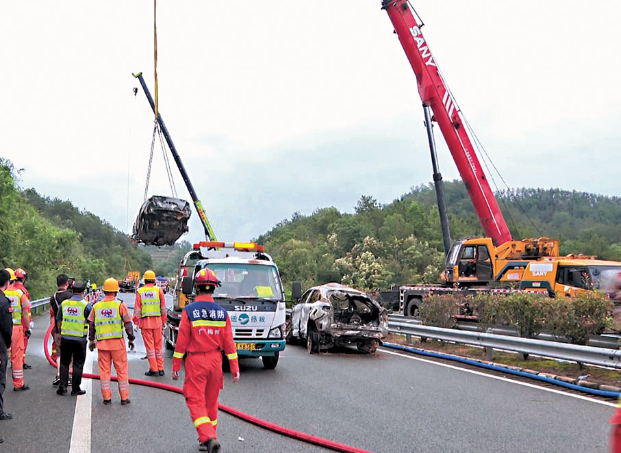 ◆5月1日，救援力量在廣東梅大高速路面塌方事故現場開展緊急救援。  新華社