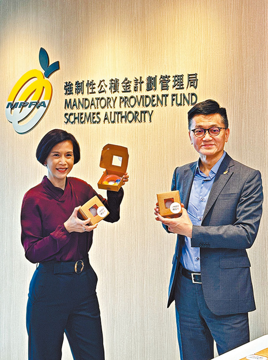 ◆積金局主席劉麥嘉軒(左)和積金局行政總監鄭恩賜昨日介紹「積金易」運作。香港文匯報記者唐文 攝
