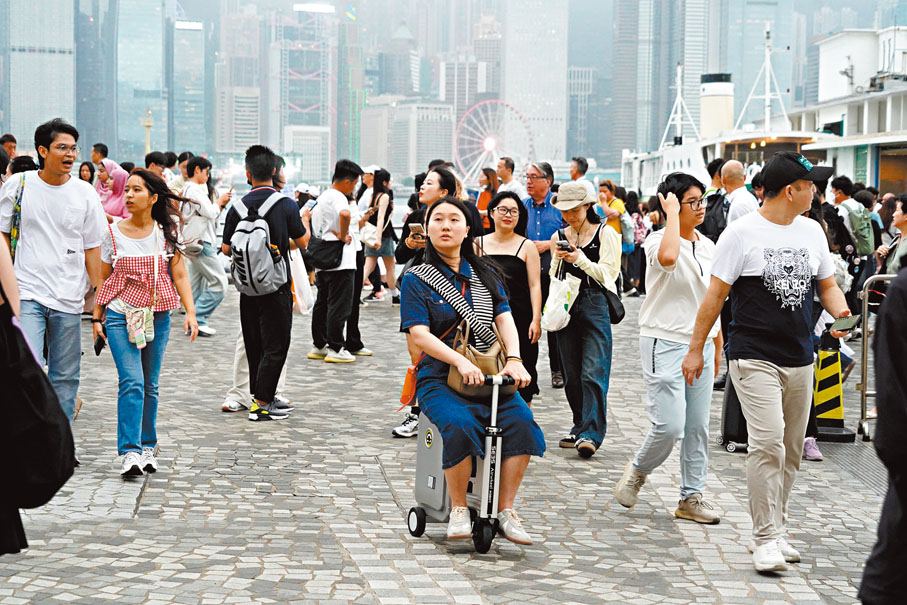 ◆受惠訪港旅客上升，港首季經濟增長遠勝市場預測。香港文匯報記者曾興偉  攝