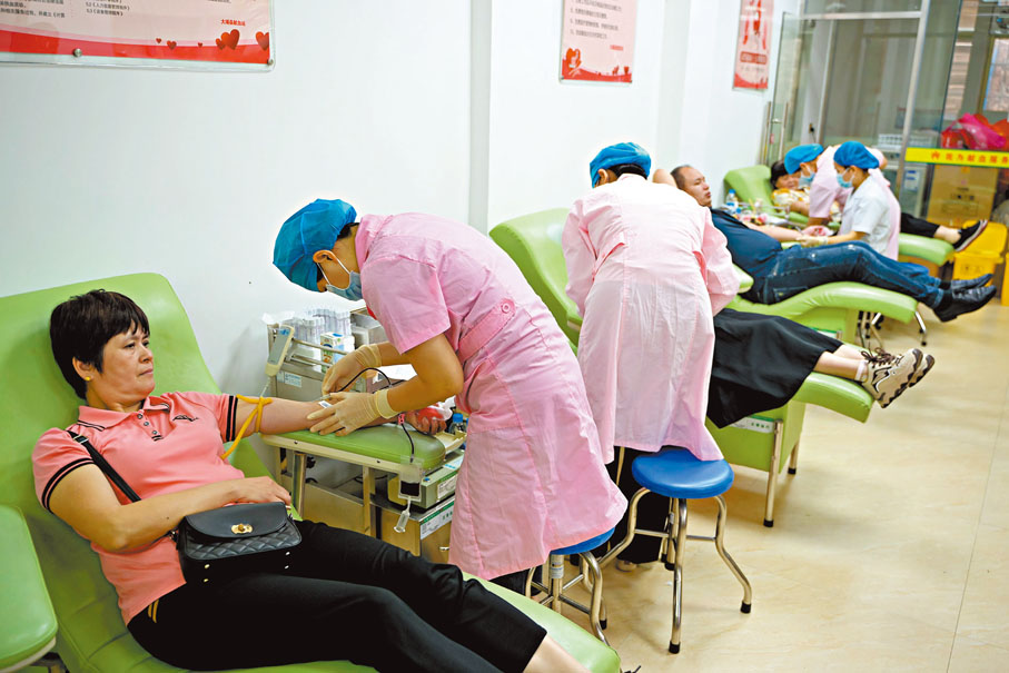 ◆5月2日，廣東省梅州市大埔縣獻血站，市民為傷員獻血。中新社