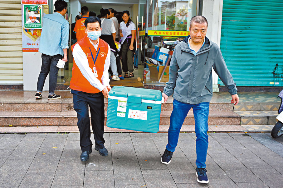 ◆5月2日，廣東省梅州市大埔縣獻血站，工作人員搬運血袋。 中新社