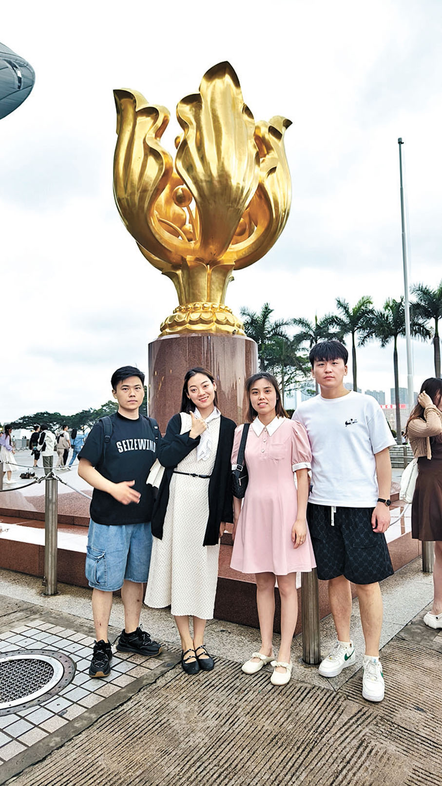 ◆安徽客李先生（右一）與親友五一黃金周都會在港遊玩。香港文匯報記者張得民 攝