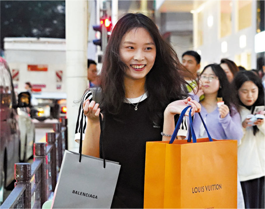 ◆遊客購物滿載而歸。香港文匯報記者曾興偉 攝