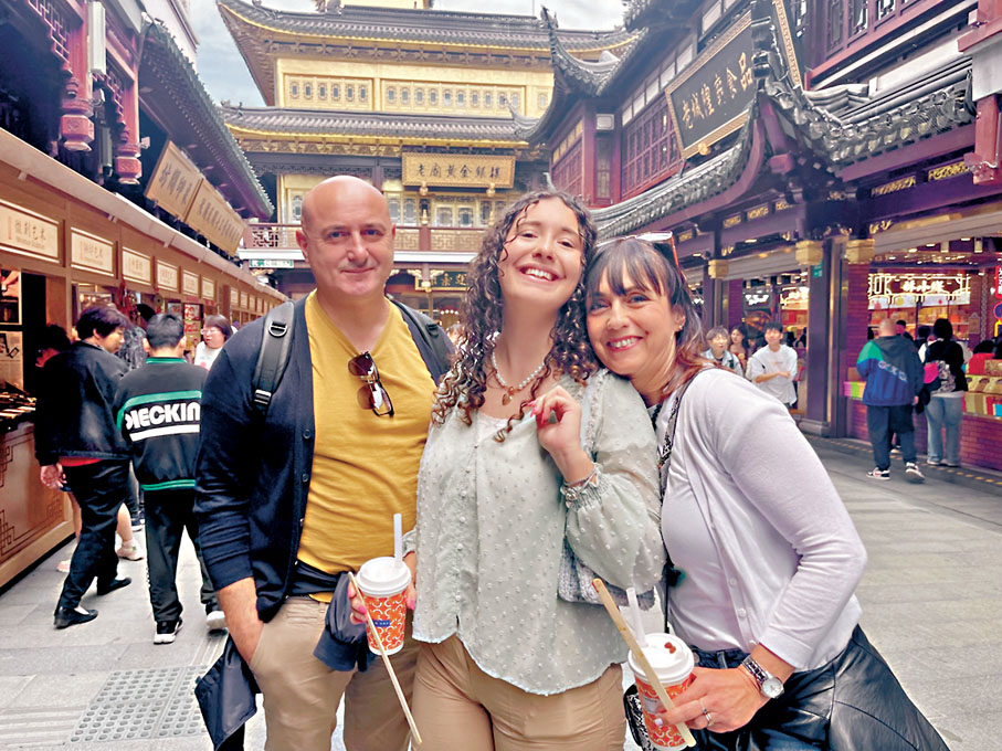 ◆在外國遊客熱點，支付方式最全。圖為留學中國的意大利女生與來探望她的父母一起遊豫園。 香港文匯報記者夏微 攝