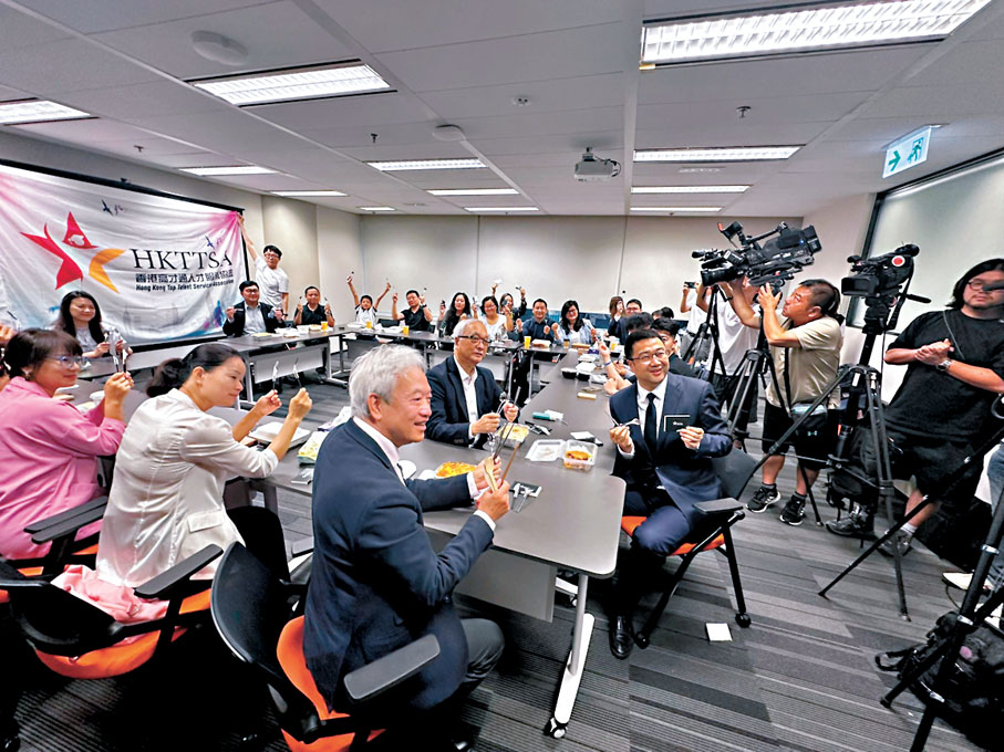 ◆香港高才通人才服務協會昨日舉行「高才餐廳打卡會·自帶餐具我先行」活動。香港文匯報記者胡恬恬  攝