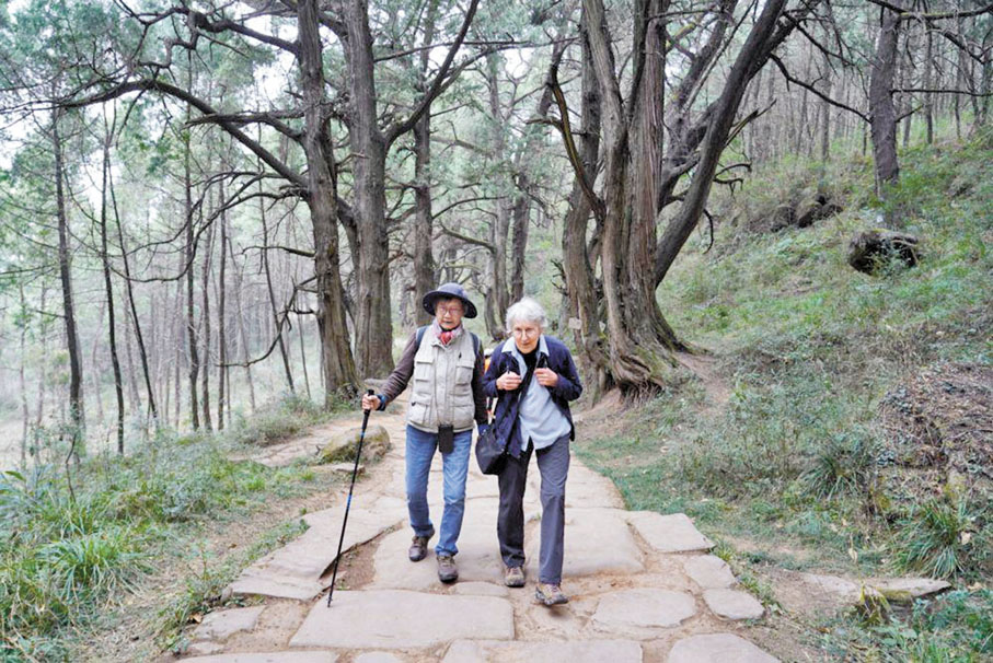 ◆賈和普（右）和同行美國朋友在古蜀道上徒步。 新華社