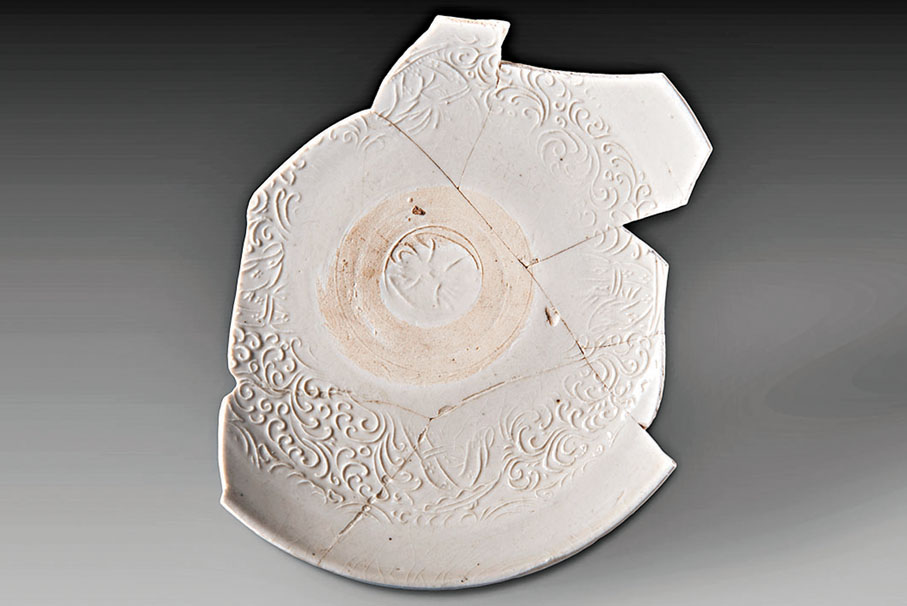 ◆金代細白瓷澀圈印花盤（水波人物紋）