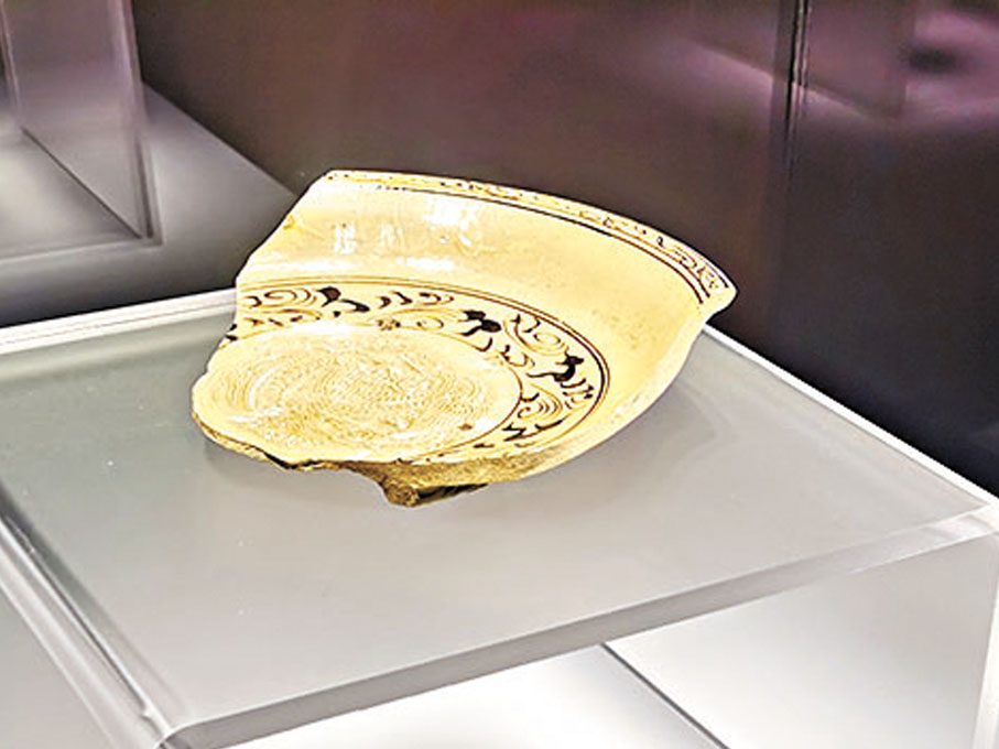 ◆在山西考古博物館展出的麒麟紋盤（霍州陳村瓷窯址出土）。楊奇霖 攝