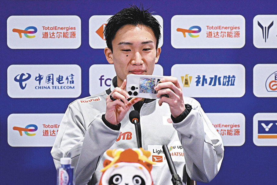 ◆桃田賢斗昨在新聞發布會上拍照留念。 法新社