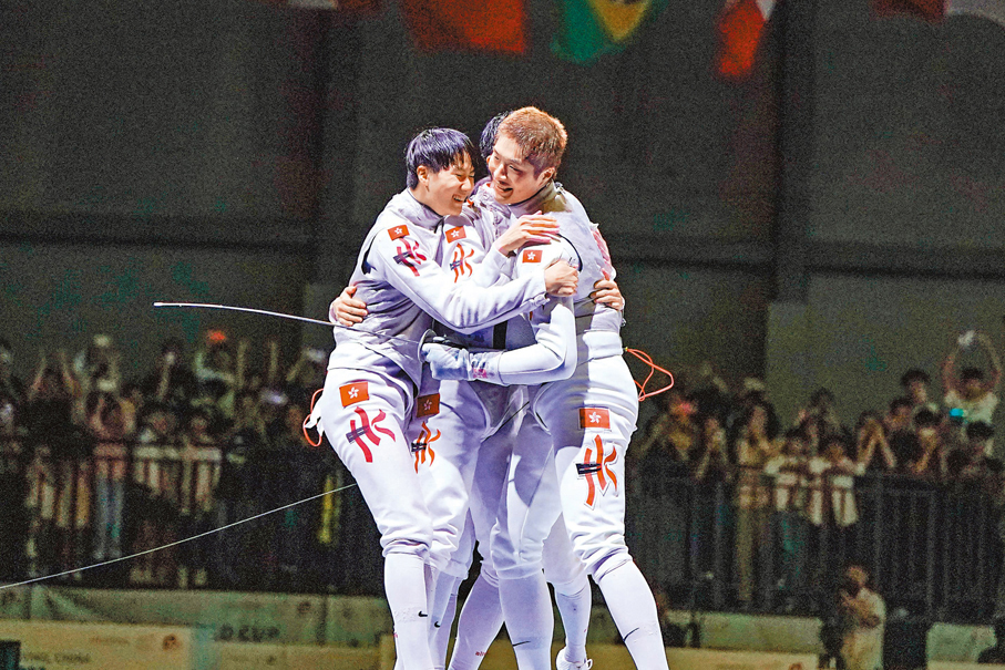 ◆港隊隊員賽後互相擁抱，慶祝勝利。