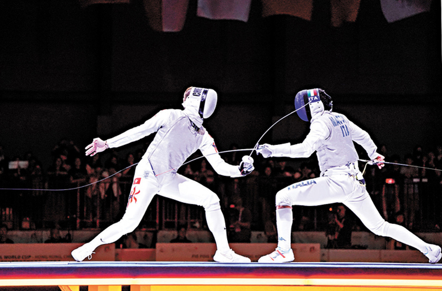 ◆張家朗（左）在終局沉着應戰，以45：41為港隊奠勝。