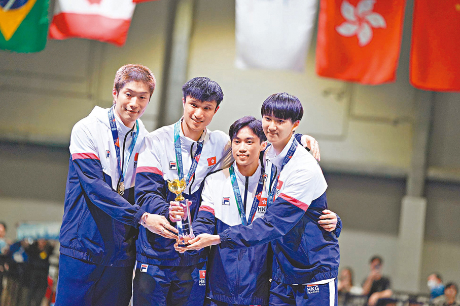 ◆由張家朗（左起）、蔡俊彥、李逸朗及梁千雨組成的港隊首捧世界盃冠軍獎盃。