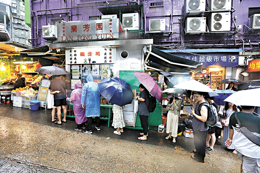 ◆中上環網紅食店人頭湧湧，食客雨中大排長龍。