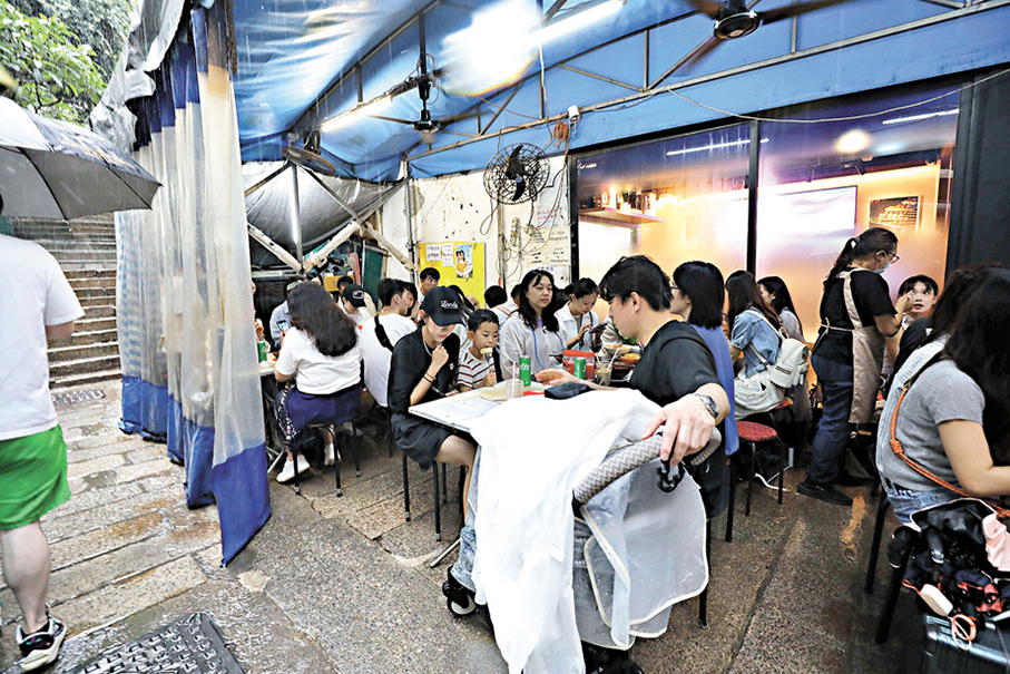 ◆網紅食肆裝修簡陋，也幾乎座無虛席。