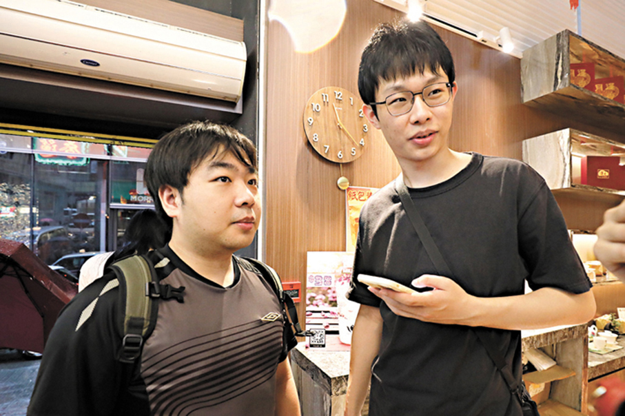 ◆遊客李先生（右）