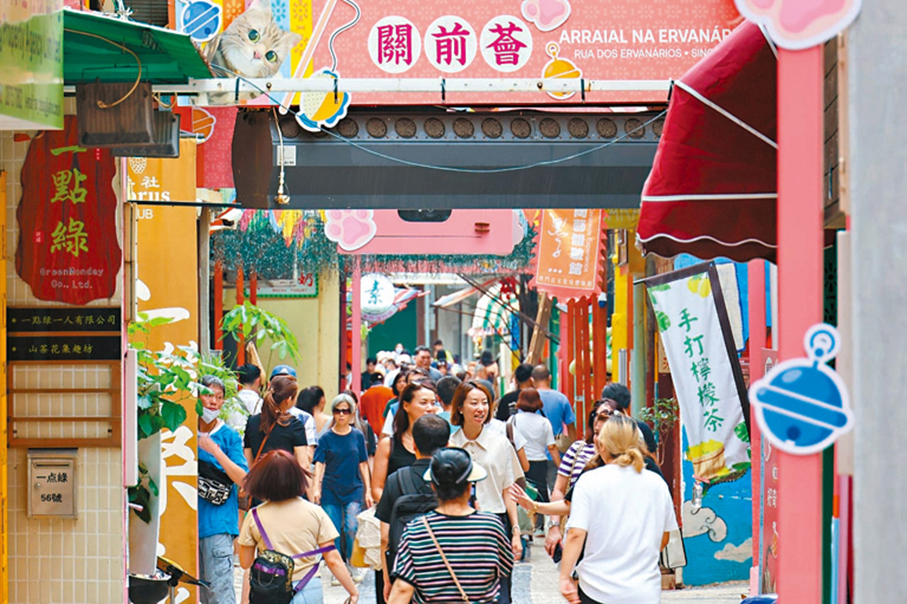 ◆遊客在關前薈遊玩。 香港文匯報澳門傳真
