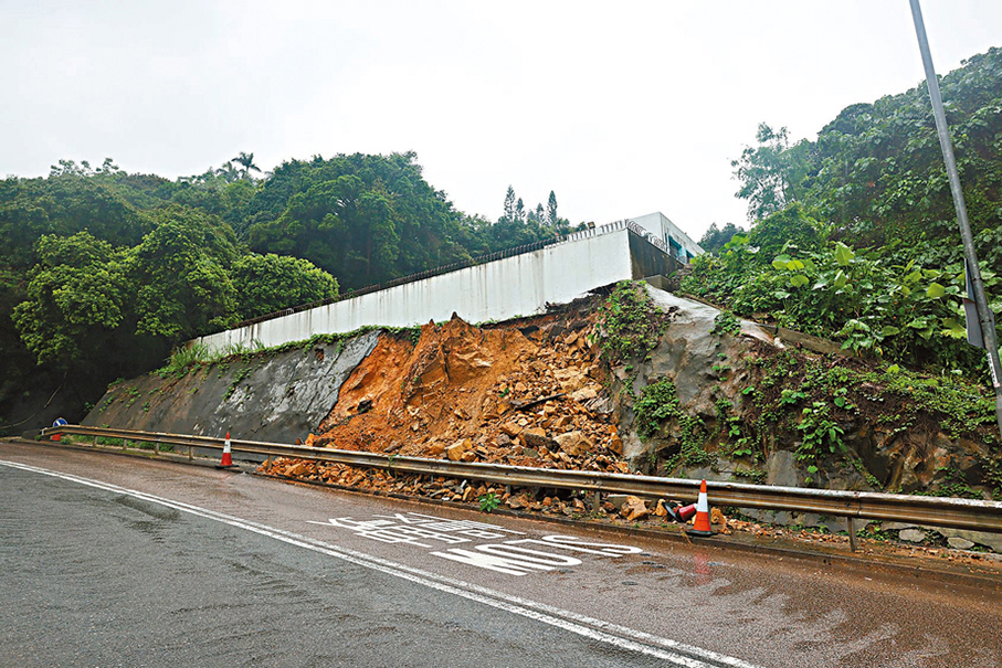 ◆坑口道明愛黃耀南中心對開位置發生山泥傾瀉。 香港文匯報記者鄺福強 攝