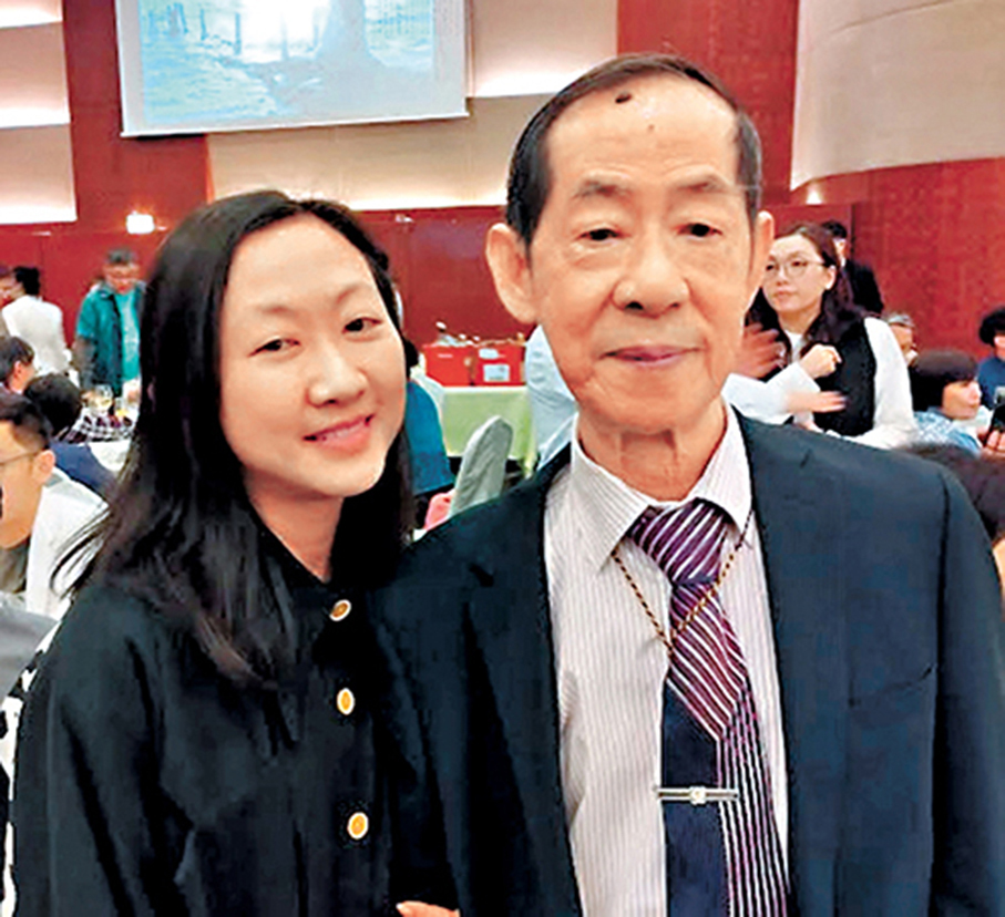 ◆御玲瓏和父親班主徐藝剛。