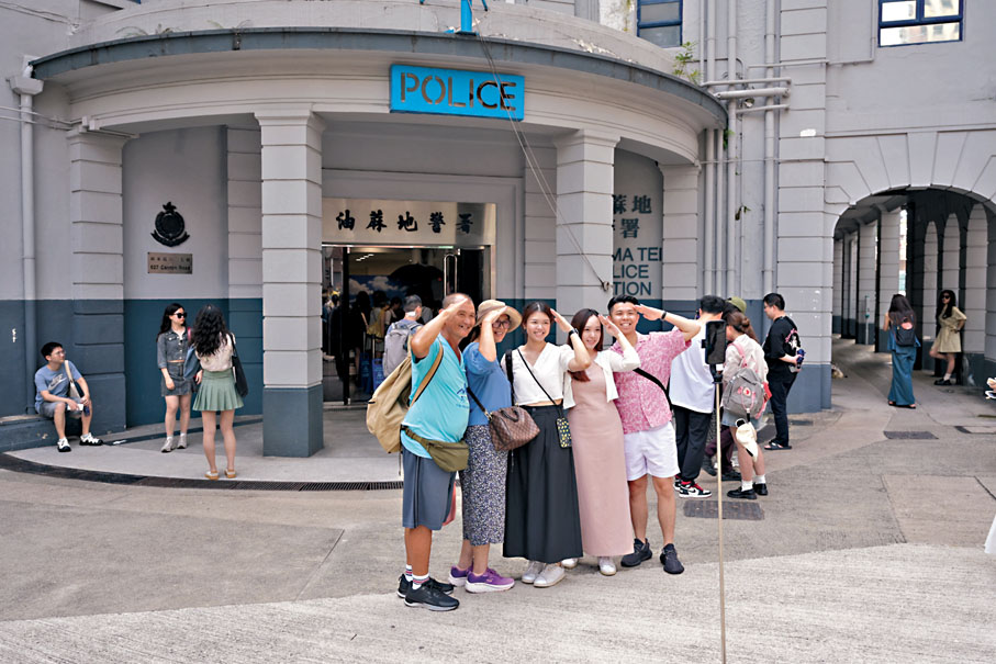 ◆內地五一假期最後一天，有旅客在香港舊油蔴地警署拍照。 中新社