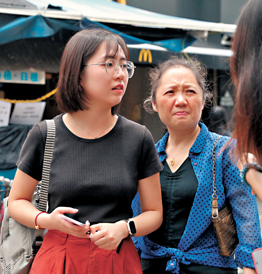 ◆賀小姐（左）　香港文匯報記者郭木又 攝