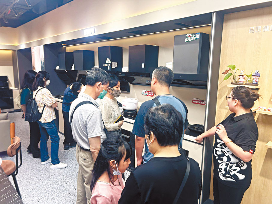 ◆廣州居民在選購家電。 香港文匯報記者敖敏輝  攝