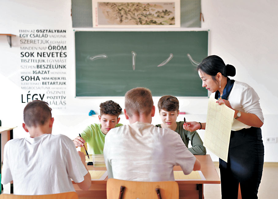 ◆在匈首都的匈中雙語學校，中國教師指導學生學習書法。 新華社
