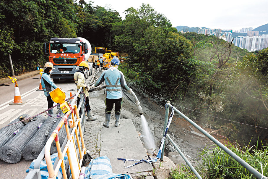 ◆工人在清水灣道坍塌山坡噴漿進行加固工程。香港文匯報記者鄺福強  攝
