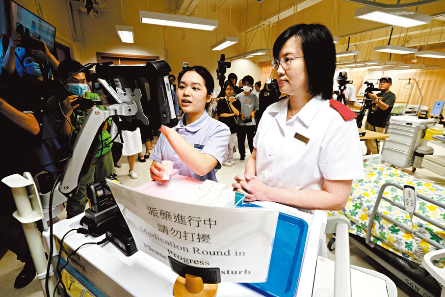 ◆學員正在護士學校內模擬向病人派藥的過程。香港文匯報記者涂穴 攝