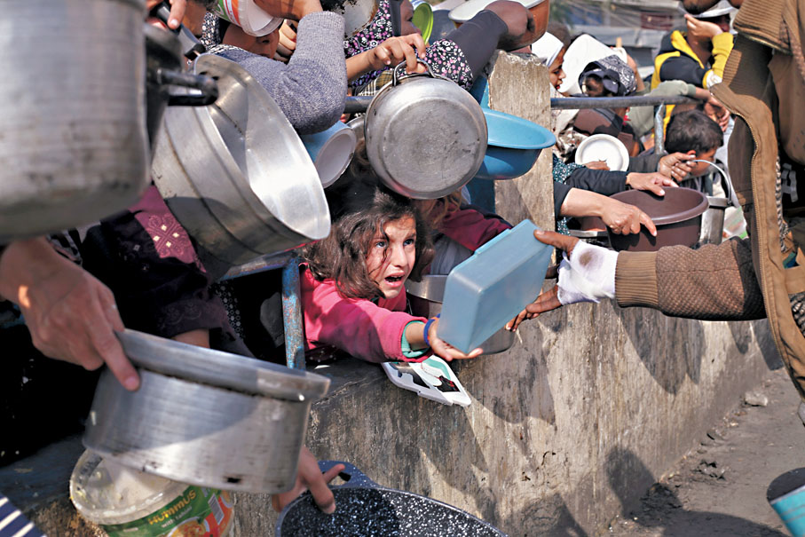 ◆加沙北部出現饑荒，民眾爭相拿救援食物。 美聯社
