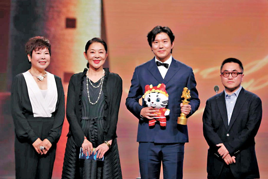 ◆梁鳴(右二)憑借《逍遙·游》獲得最受大學生歡迎年度導演。