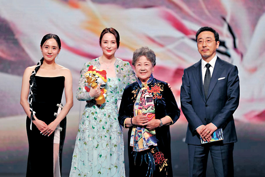 ◆蔣勤勤(左二)獲得最受大學生歡迎年度女演員榮譽。