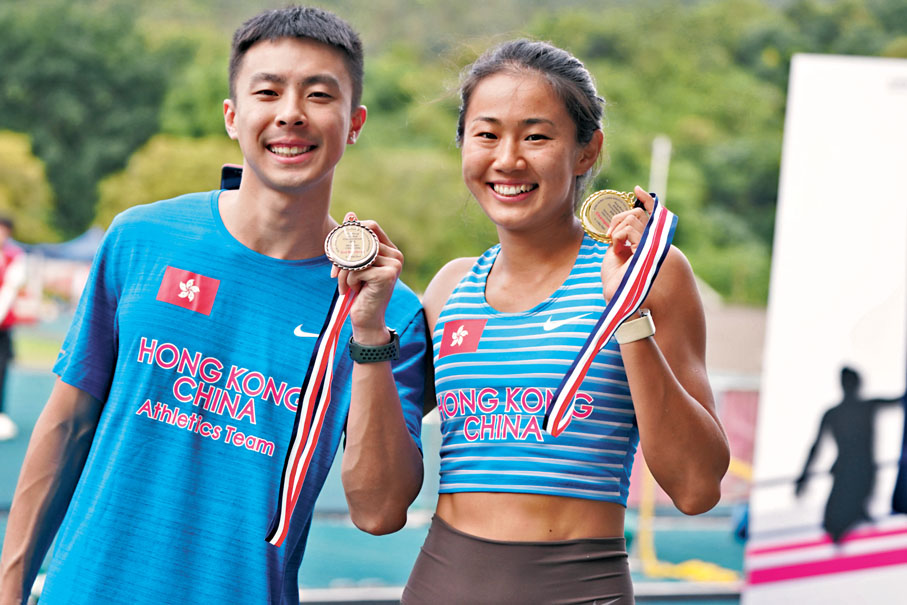 ◆呂麗瑤（右）和奪得男子110米跨欄銅牌的張宏峰合照。