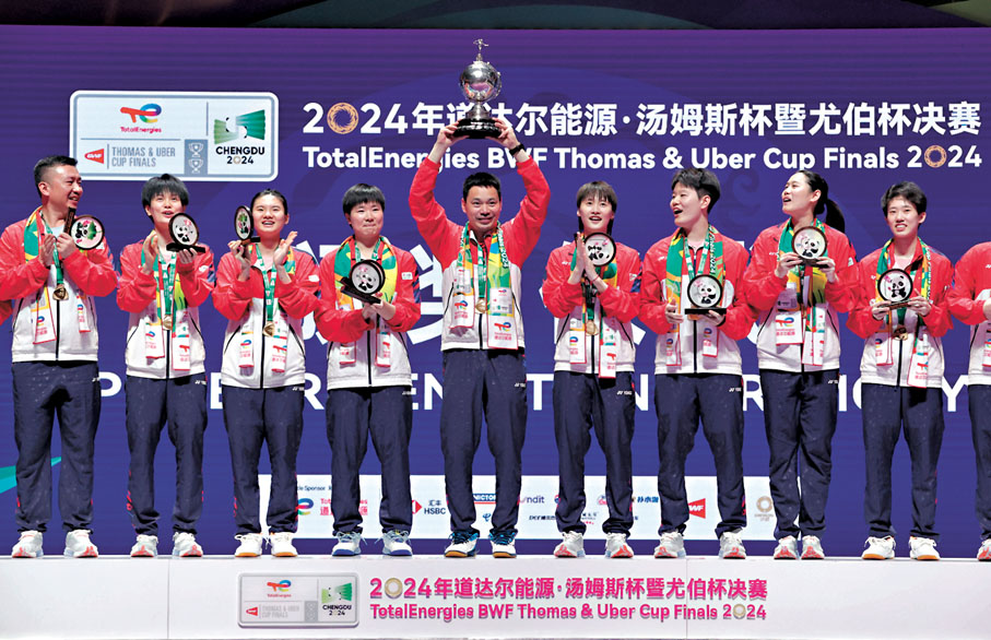 ◆中國羽毛球協會副主席夏澤（左五）在頒獎儀式上高舉優霸盃獎盃。新華社