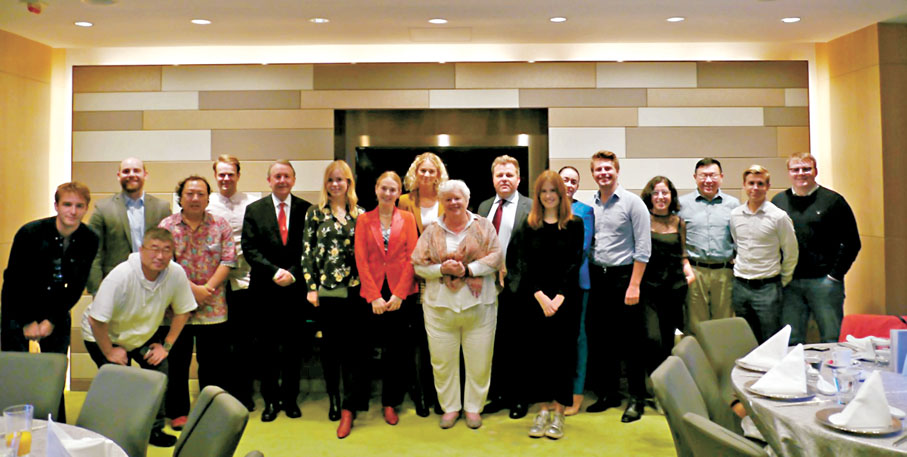 ◆裴倫德（左一）與所謂「監選團」。 資料圖片