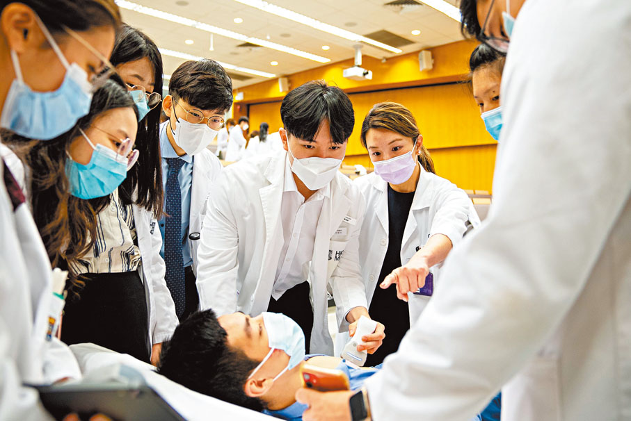 ◆港大醫學院引入新科技豐富教與學,如手提超聲波儀器 (POCUS)。港大圖片