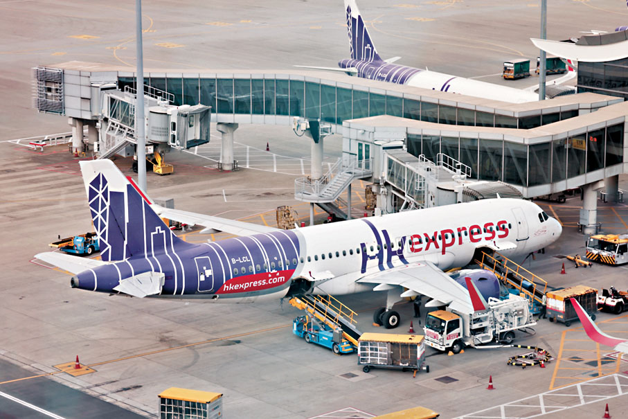 ◆「香港快運」昨日宣布，由即日起推出全新四種票價選項，當中最便宜的「輕便飛」，乘客只可帶一件重量上限7公斤的隨身物品上機。 資料圖片