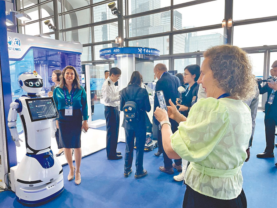 ◆第六屆全球AEO大會現場，外國代表參觀中國海關展台。