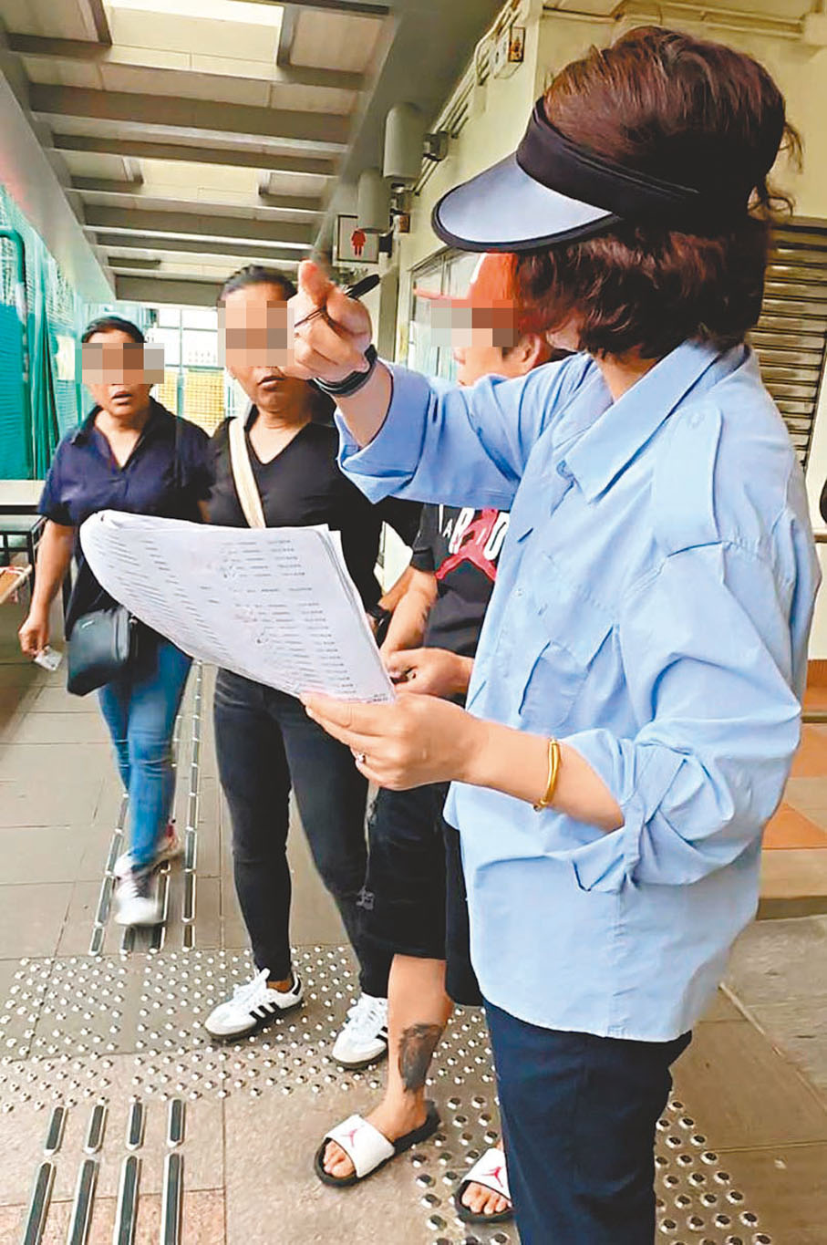 ◆記者舉報「炒場黨」成員（左一），豈料職員（右一）竟敷衍應對。