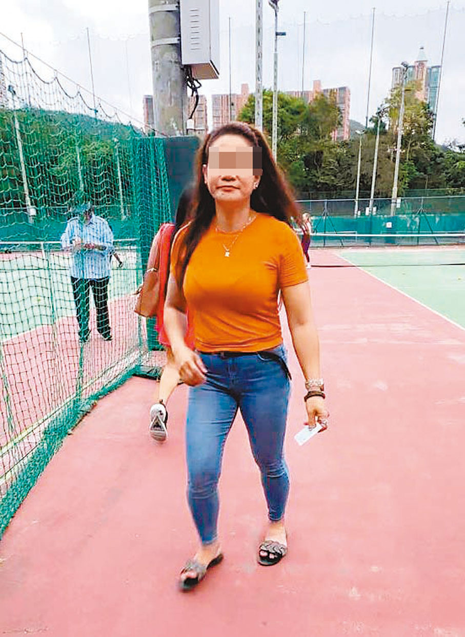 ◆向臥底自爆訂場資格已被暫停的R小姐疑拎住同鄉身份證給職員作覆查，輕易過關。