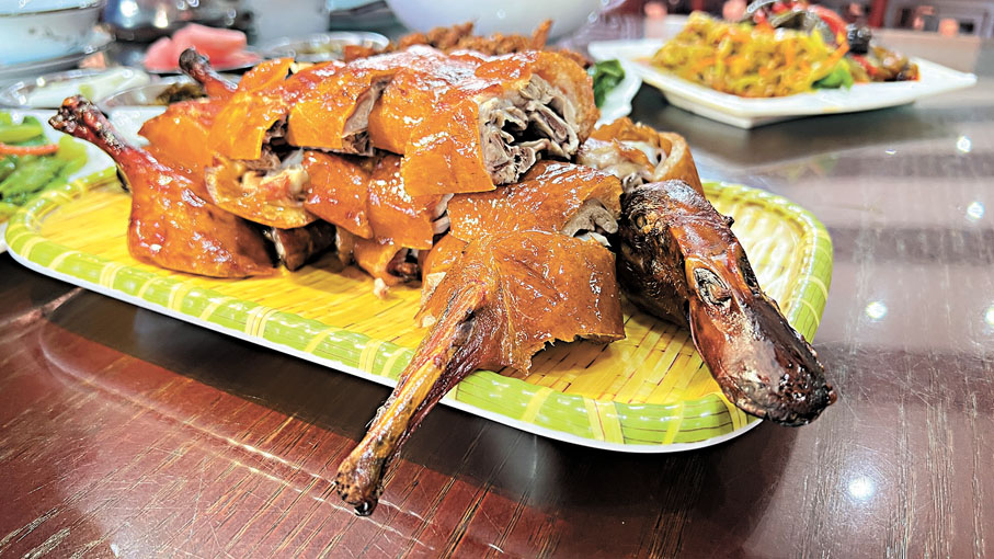 ◆宜良烤鴨皮酥脆、內香嫩、光亮油潤，深受食客喜愛。