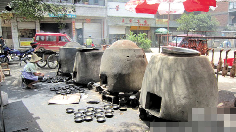 ◆烤鴨的土爐。