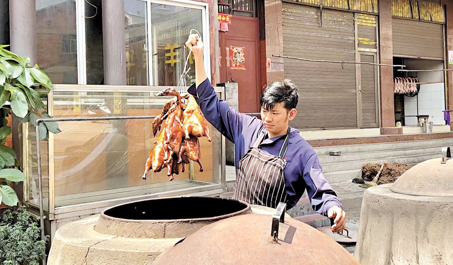 ◆錢戚文練就了一手好手藝，31歲的他已經成為烤鴨店的「烤鴨主管」。