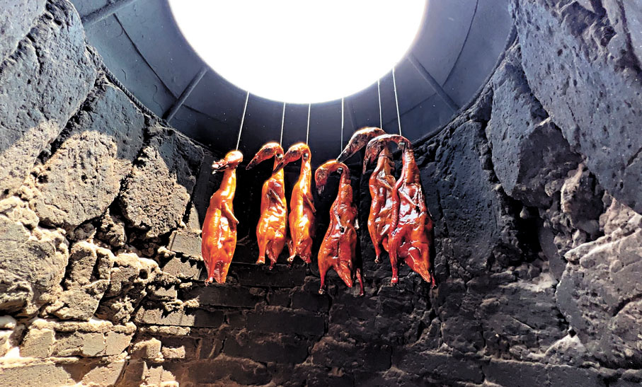 ◆在土爐中烤好的宜良烤鴨。